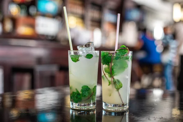 Coquetel Mojito em um bar em Cuba / Havana — Fotografia de Stock