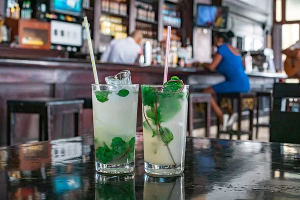 Мохито коктейль в баре на Кубе / Гаване — стоковое фото