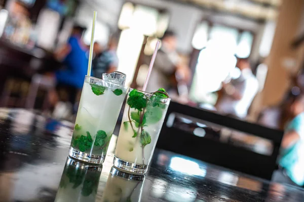 Mojito-Cocktail in einer Bar in Kuba / Havanna — Stockfoto