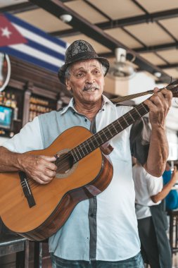Havana, Küba - 18 Ekim 2019: Küba bandosu canlı müzik yapıyor