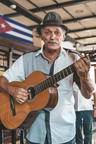 La Habana, Cuba - 18 de octubre de 2019: Banda cubana tocando música en vivo — Foto de Stock