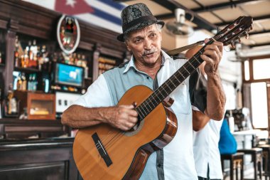 Havana, Küba - 18 Ekim 2019: Küba bandosu canlı müzik yapıyor