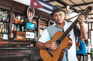 Havana, Küba - 18 Ekim 2019: Küba bandosu canlı müzik yapıyor