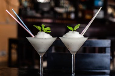 İki klasik Daiquiri Kokteyli ahşap masada.