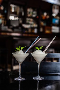 Klasik Daiquiri Kokteyli. Tahta masada.