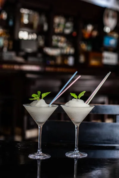 Klassisk Daiquiri Cocktail på träbord — Stockfoto