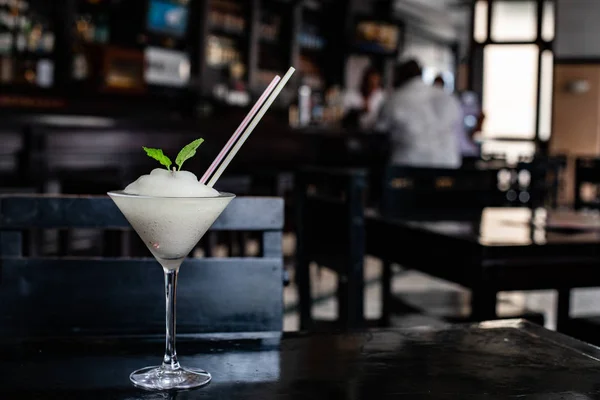 Klassisk Daiquiri Cocktail på träbord — Stockfoto