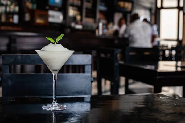 Cocktail Daiquiri clássico na mesa de madeira — Fotografia de Stock