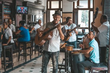 Havana, Küba - 18 Ekim 2019: Küba bandosu canlı müzik yapıyor