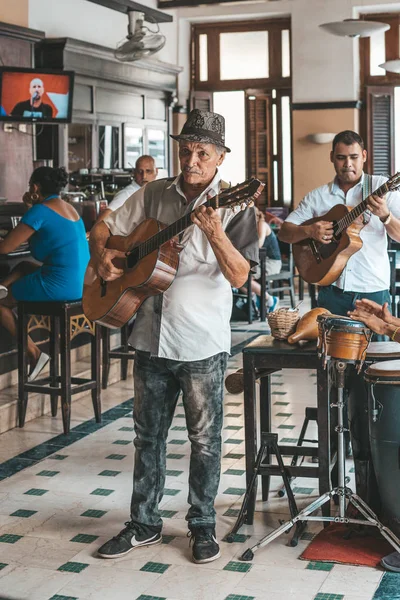 Гавана, Куба - 18 октября 2019 года: Кубинская группа, выступающая вживую — стоковое фото