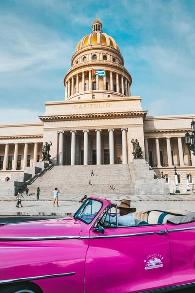 Havana, Cuba - October 18, 2019: Classic Car Taxi in the front o — Stock Photo, Image