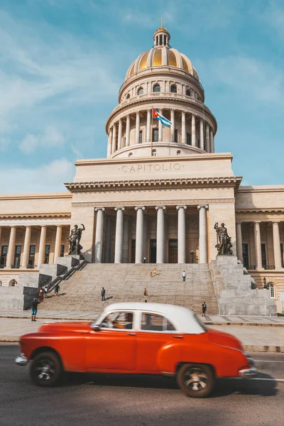 Taxi clásico en frente del Capitolio en La Habana Vieja, Cuba — Foto de Stock