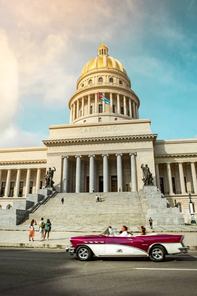 Classic Car Taxi v přední části Capitol v La Habana Vieja, Kuba — Stock fotografie