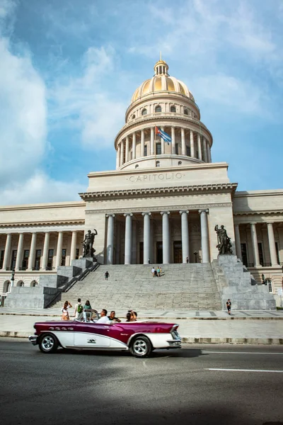 Classic Car Taxi v přední části Capitol v La Habana Vieja, Kuba — Stock fotografie