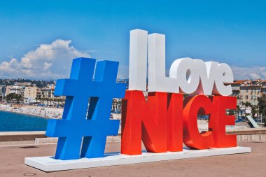 İngiliz Gezinti Alanı manzaralı Hashtag I Love Nice tabelası
