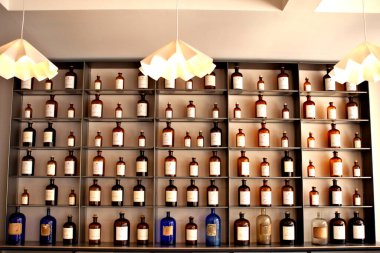 Grasse, Fransa - 4 Temmuz 2019: Grasse 'deki Parfüm Fragonard Müzesi' nde şişe parfüm esansı.