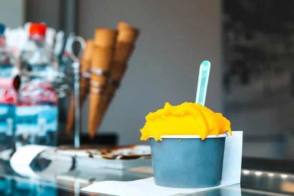 Crème Glacée Mangue Dans Une Tasse Papier — Photo