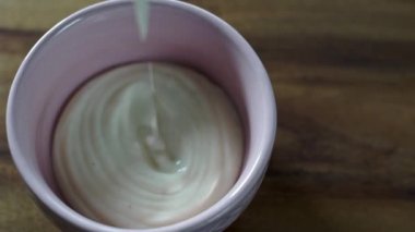 Yoğurt tabağa dökülür. Sağlıklı beslenme 