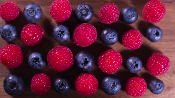 覆盆子和蓝莓近点 多汁的浆果 健康的营养 停止运动 — 图库视频影像