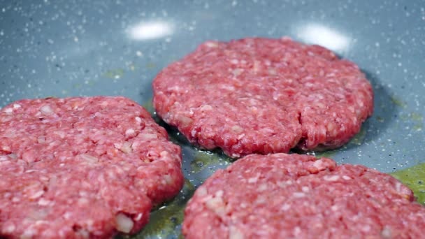 Гамбургерная котлета, жареная на сковородке . — стоковое видео