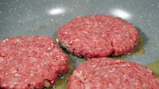 Hamburger pirzolası, tavada kızartılmış.. — Stok video