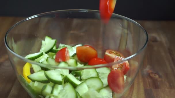 Lägga till tomater till salladen. Grönsakssallad. — Stockvideo