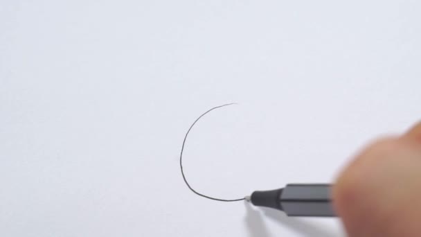 Dessiner un emoji sur un morceau de papier .