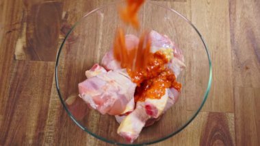 Tavuk bacağına sos ekle..