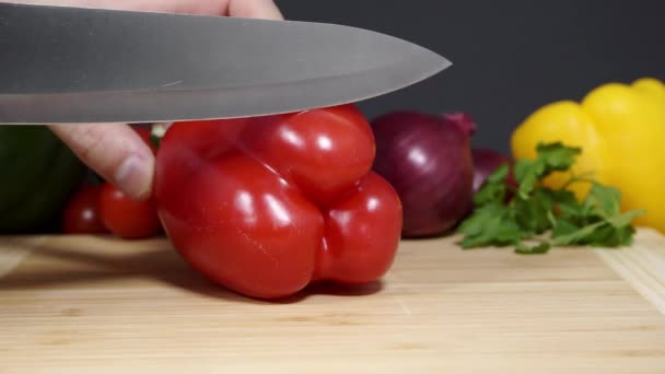 Skär paprikan till salladen. Hälsosam kost. — Stockvideo