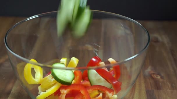 Додайте огірок до салату. Овочева сіль для здорового харчування . — стокове відео