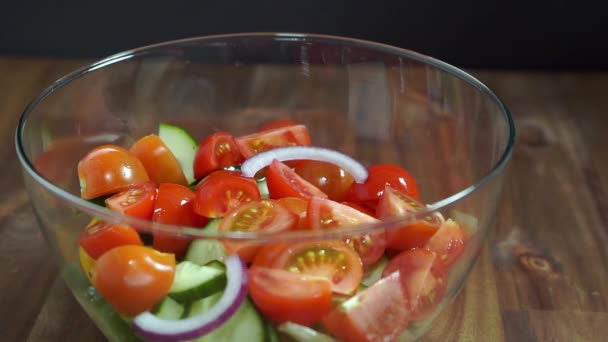 Adjunk hozzá hagymát a zöldségsalátához. Egészséges táplálkozás. — Stock videók