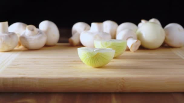 La cebolla en una tabla de cortar. Alimentación saludable . — Vídeos de Stock