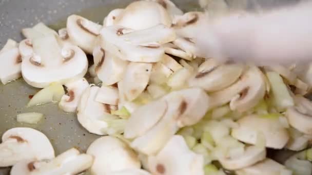 Tuangkan jamur ke dalam panci. Champignon . — Stok Video