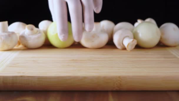 Cortar la cebolla en una tabla de cortar. Alimentación saludable . — Vídeos de Stock