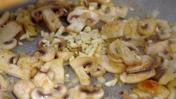 Knoflook roosteren met champignons. Gebakken champignons. — Stockvideo