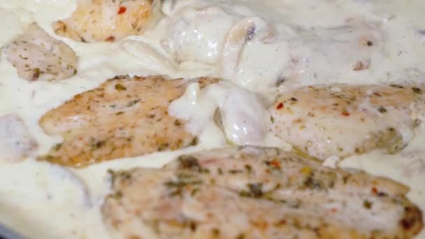 鶏の胸肉をクリームソースで調理.混合. — ストック動画