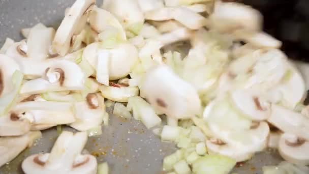 在煎锅里搅拌蘑菇. — 图库视频影像