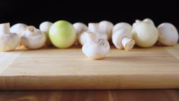Білі гриби на обробній дошці . — стокове відео