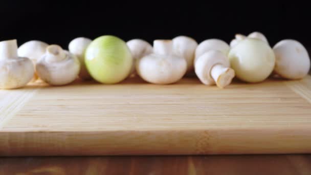 Champiñones blancos en una tabla de cortar . — Vídeos de Stock