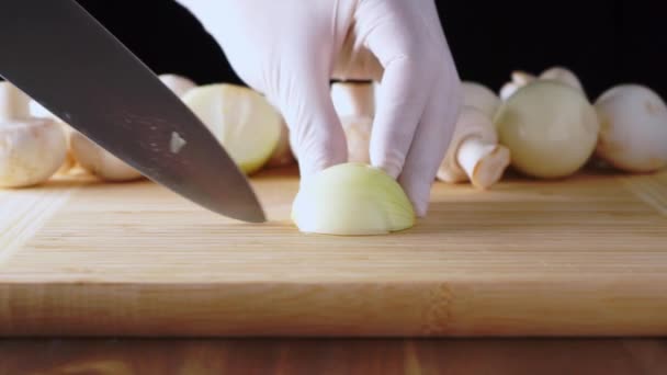 Κόβω το κρεμμύδι σε ένα ξύλο κοπής. Υγιεινή διατροφή. — Αρχείο Βίντεο
