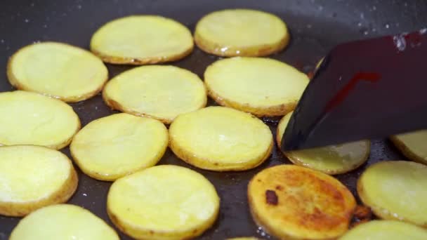 Жареный картофель в масле на сковородке . — стоковое видео