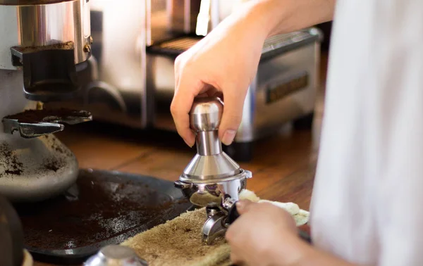 Barista Café Kaffee kochen. — Stockfoto