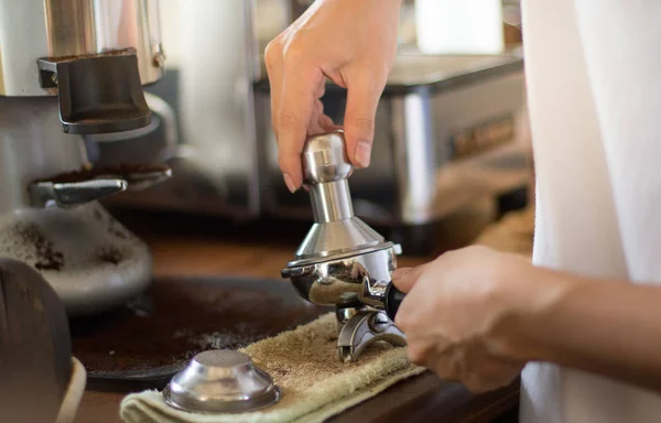 Kafe Barista sedang membuat kopi . — Stok Foto