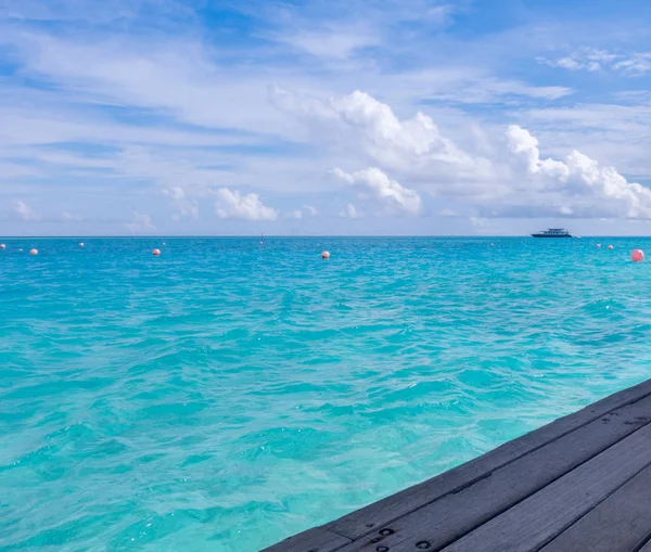 Suelo de madera con fondo de mar y cielo azul . —  Fotos de Stock