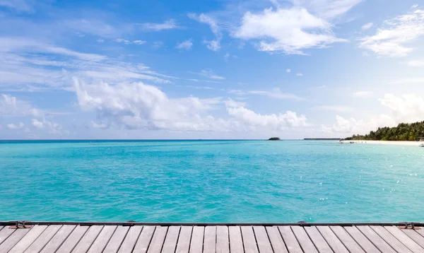 Suelo de madera con fondo de mar y cielo azul . —  Fotos de Stock