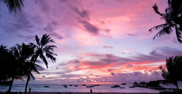 Pôr do sol na praia com belo fundo céu . — Fotografia de Stock