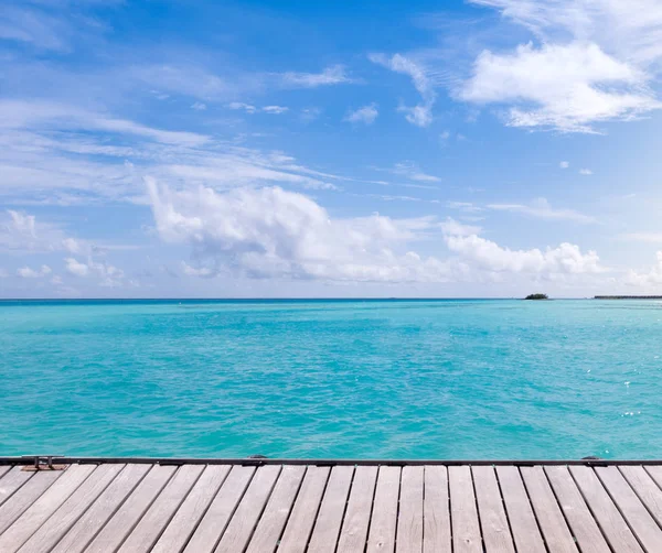 Piso de madeira com fundo do mar e céu azul . — Fotografia de Stock