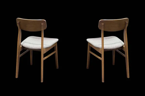 Dřevěné židle na černém pozadí. — Stock fotografie