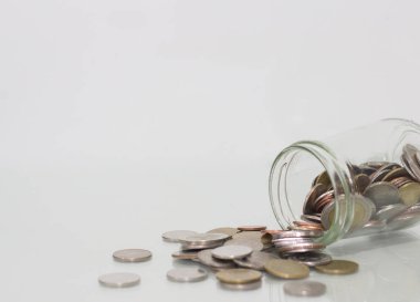 Tasarruf para ile beyaz arka plan üzerinde Cam Kavanoz.