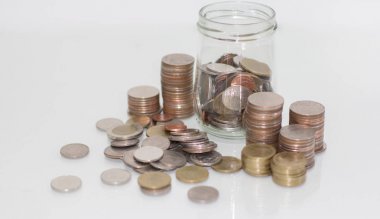 Tasarruf para ile beyaz arka plan üzerinde Cam Kavanoz.